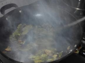 将切好的酸菜放入和肥肉一起混炒