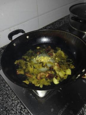 锅中加水，放入粉丝和姜粒，大火煮开