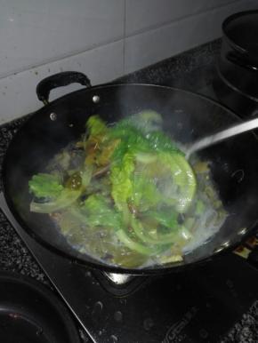 大火煮开后加生菜，放盐和鸡精调味