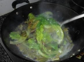大火煮开后加生菜，放盐和鸡精调味