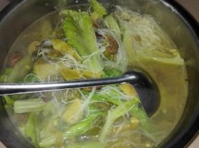 出锅，香喷喷的酸菜粉丝汤完成