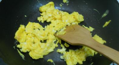 西芹洗净斜刀切成片状