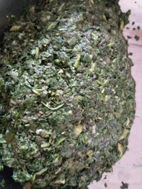 猪肉、荠菜洗净后剁碎，加盐，鸡精，耗油混合调味。取两勺面粉加水调成浓稠黏黏的糊状备用