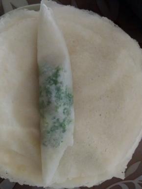 把馅放入春卷皮上，将其包裹起来