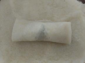 接着把馅卷起来，卷到尽头用面糊粘合好