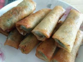 热锅放油下春卷，小火煎熟或者油炸，出锅后内馅鲜嫩、外皮酥脆
