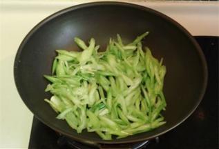 西芹放入锅内，变色之后放入鸡蛋一起翻炒