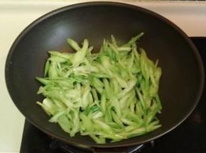 西芹放入锅内，变色之后放入鸡蛋一起翻炒