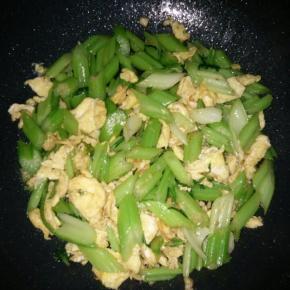 加少许盐，翻炒均匀