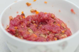 猪肉剁成肉馅，香菇泡发之后切成小粒放入肉馅中，胡萝卜也切成丁放入肉馅中，然后加入鸡蛋清、适量盐、胡椒粉搅拌和馅