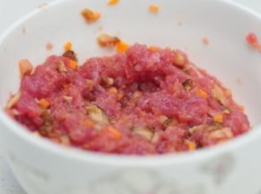 猪肉剁成肉馅，香菇泡发之后切成小粒放入肉馅中，胡萝卜也切成丁放入肉馅中，然后加入鸡蛋清、适量盐、胡椒粉搅拌和馅