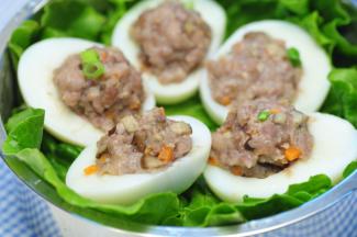 将和好的馅，分别填入蛋白中，上蒸锅蒸制20分钟即可食用