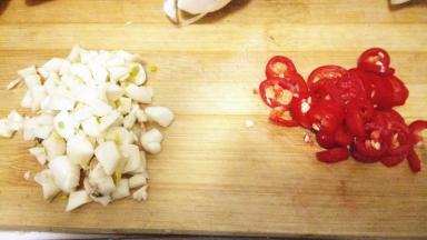 大蒜切末，辣椒切末