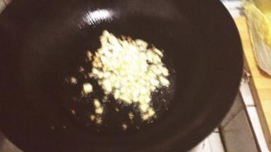 锅内放油，油热后放入蒜末，小火煸炒至蒜末微黄
