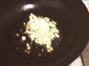 锅内放油，油热后放入蒜末，小火煸炒至蒜末微黄