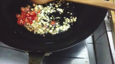 放入辣椒末一起翻炒，炒出香味，放入生抽，蒸鱼豉油，和半碗清水