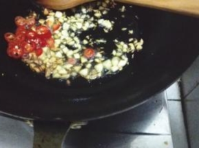 放入辣椒末一起翻炒，炒出香味，放入生抽，蒸鱼豉油，和半碗清水