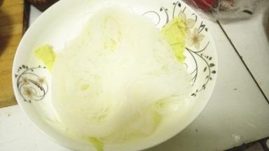 取出泡软的粉丝放在盘子底部，摆好娃娃菜，用小勺将做好的蒜蓉酱汁均匀淋在娃娃菜上