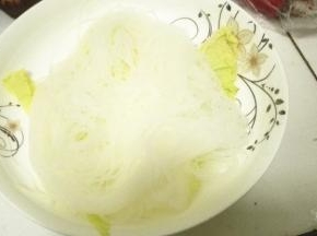 取出泡软的粉丝放在盘子底部，摆好娃娃菜，用小勺将做好的蒜蓉酱汁均匀淋在娃娃菜上