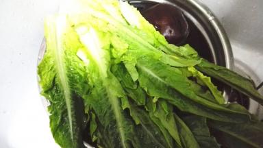 凤尾洗净切成小段备用