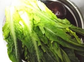 凤尾洗净切成小段备用