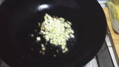 油锅放油烧热，放入大蒜翻炒