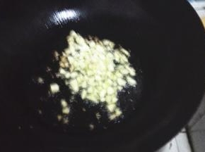 油锅放油烧热，放入大蒜翻炒