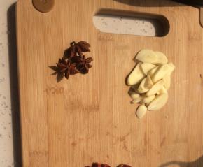 准备好八角，大蒜切片
