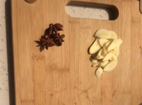 准备好八角，大蒜切片