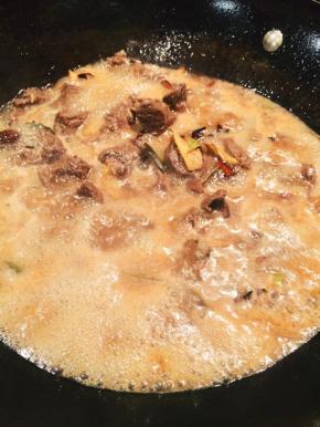 牛肉变色后锅内加入适量的开水，大火烧至沸腾。