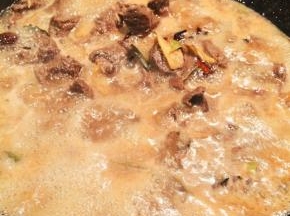 牛肉变色后锅内加入适量的开水，大火烧至沸腾。