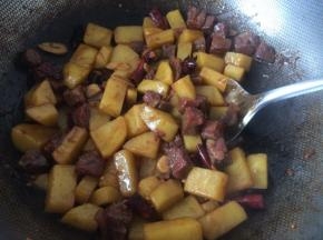 将煎好的土豆放入锅中，小火炖45分钟