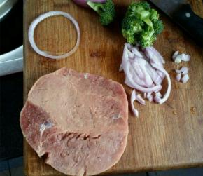 用刀背拍打牛排，将牛排的肉质拍松