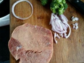 用刀背拍打牛排，将牛排的肉质拍松