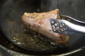 平底锅放入少量橄榄油，将牛排放入，根据自己的喜好做不同的熟度