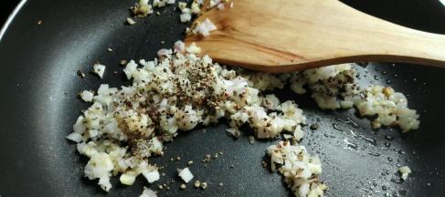 将洋葱末放入锅内的余油中，翻炒到半透明加入清水，盐和胡椒粉调味