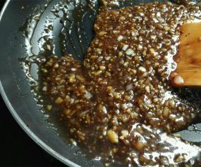 将酱汁煮到浓稠即可淋在牛排上