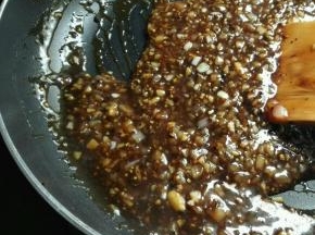 将酱汁煮到浓稠即可淋在牛排上