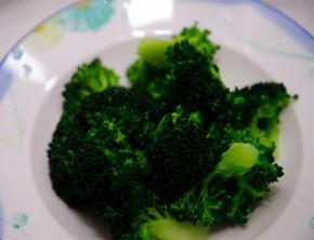 将西兰花放入水中烫熟，摆盘即可食用