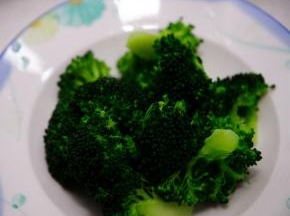 将西兰花放入水中烫熟，摆盘即可食用