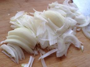 洋葱洗净切成细丝