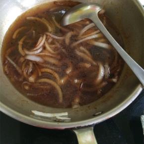 锅内加水烧开，放入洋葱，加料酒、糖搅拌均匀