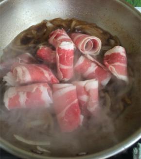 放入肥牛，撇去浮沫