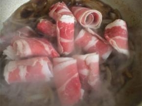放入肥牛，撇去浮沫