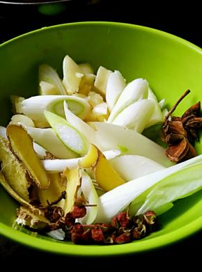 准备葱、姜、蒜、八角、花椒、香叶、桂皮、肉蔻等调料