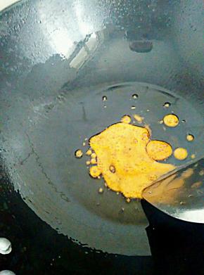 热锅下油，加入三大勺糖，小火慢炒不停的搅拌，炒至颜色炒成焦糖色冒出很多细小的黄红色泡泡时放入肉，调成中火来回翻