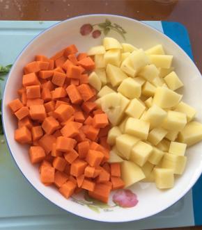 胡萝卜，土豆洗净切成块状备用
