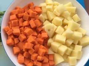 胡萝卜，土豆洗净切成块状备用