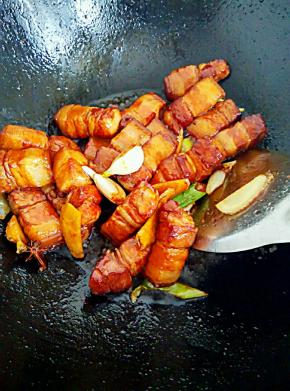 放葱、姜、蒜、花椒、八角、桂皮、肉蔻、香叶入锅，炒出香味