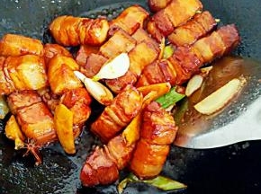 放葱、姜、蒜、花椒、八角、桂皮、肉蔻、香叶入锅，炒出香味